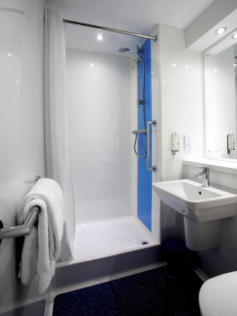 Travelodge London Richmond Central Экстерьер фото