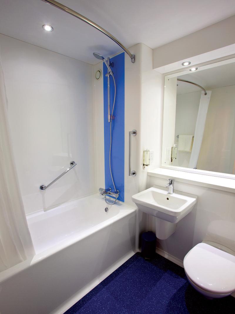 Travelodge London Richmond Central Экстерьер фото